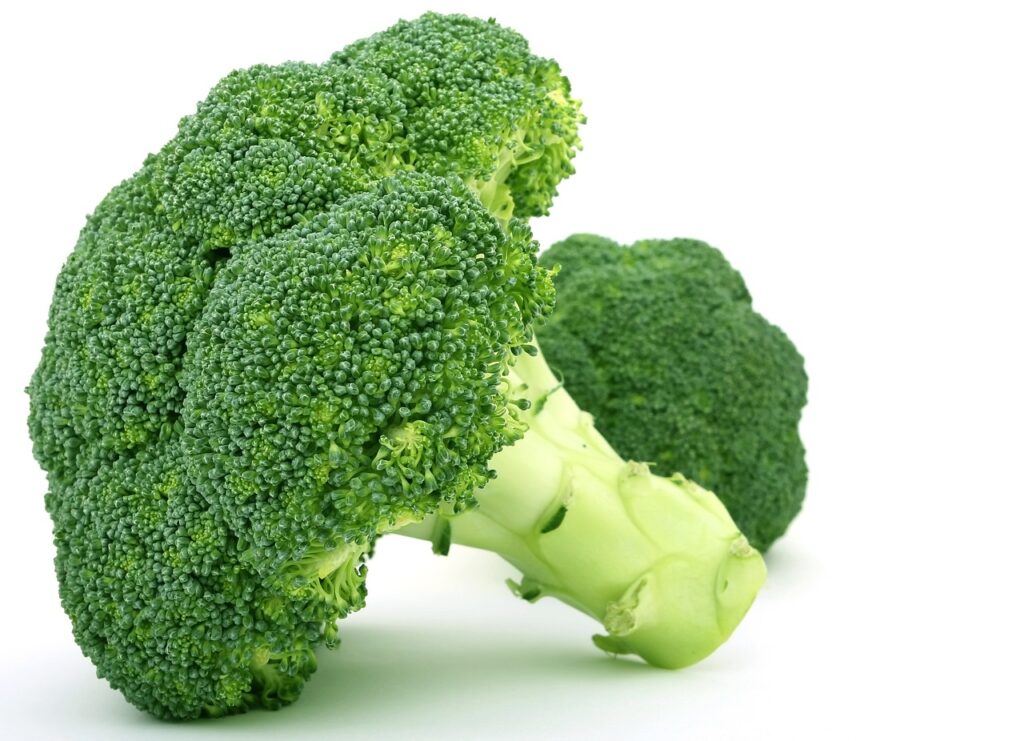 beste koolhydraatarme groente brocolli stronk op een wiite tafel

