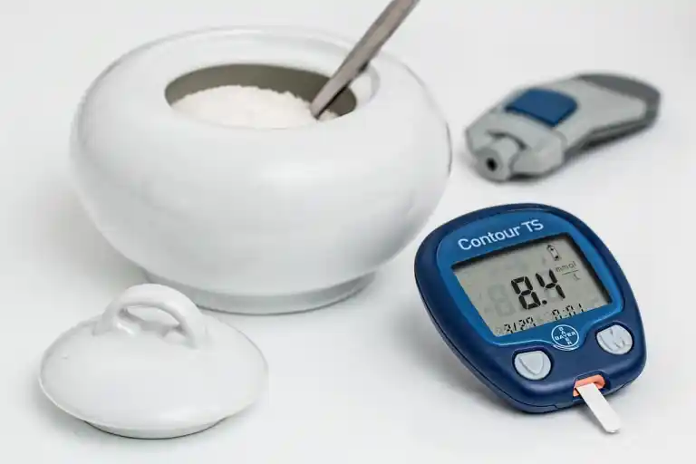 suikerverslaving met een suikerpot en verschillende meet instrumenten.