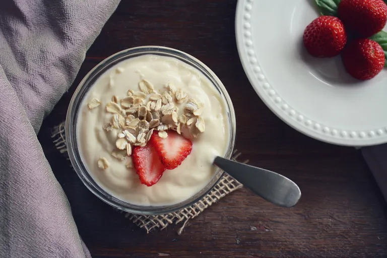 afvallen zonder dieet met een gezond ontbijt van yoghurt met havermout en aardbeien