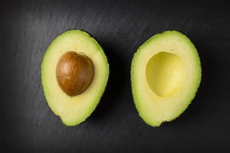 Gesneden avocado met pit uit waarom is avocado gezond.