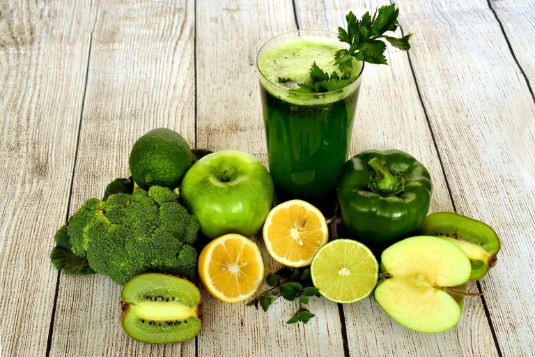het sirtfood dieet bestaad uit groene sappen, van brocolli appels, citrus vruchten.