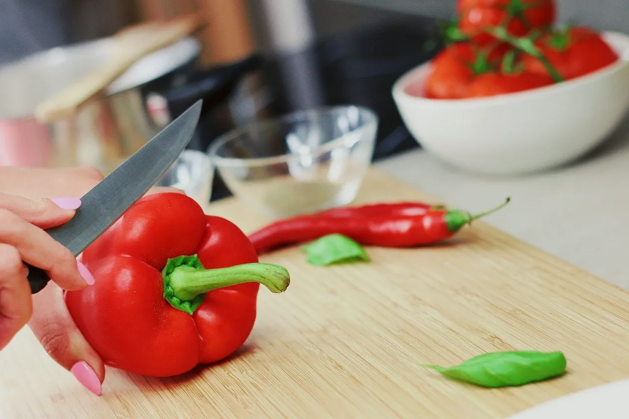 immunsysteem verbeteren met paprika op een snijplank met een rode peper.