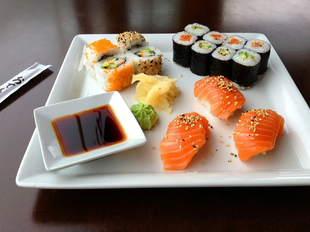 Bord met sojasaus, sushi en maki etc uit het is sushi gezond artikel.