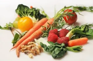 verschillende soorten groenten. wortels, prei, paprika, frambozen en tomaat.