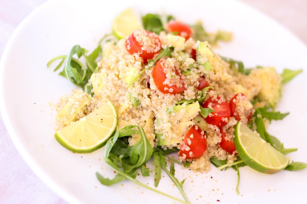 vegetarisch afvallen kan met deze quinoa salade met paprika en citroen.