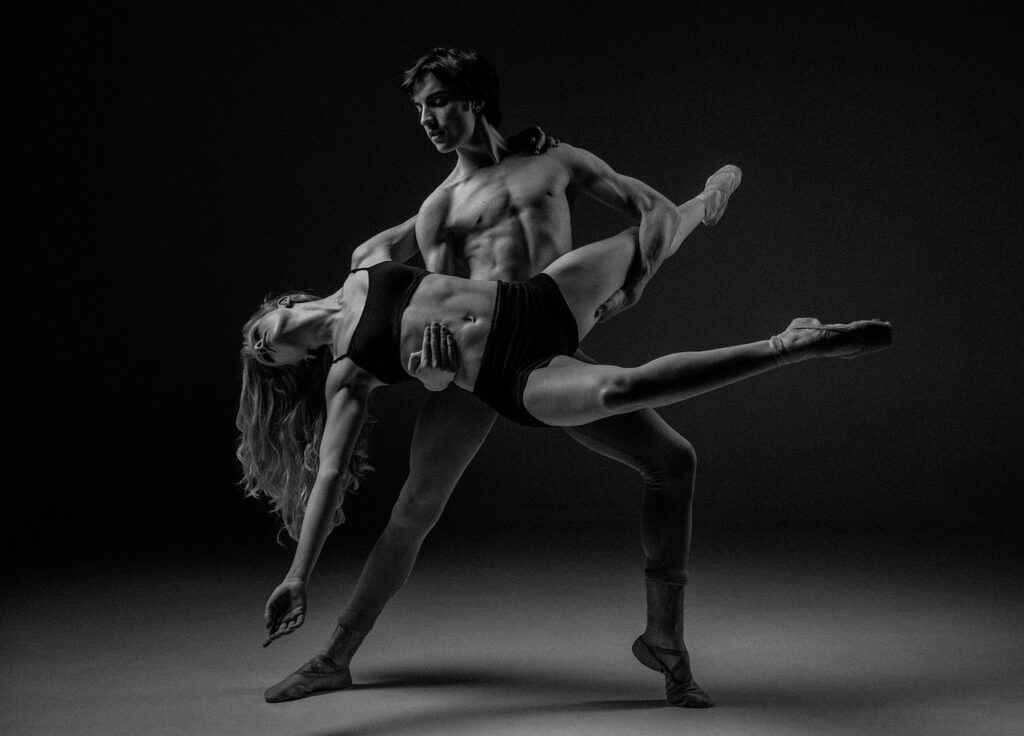 Afvallen met dansen. zwart wit foto van een man en een vrouw in een ballet houding