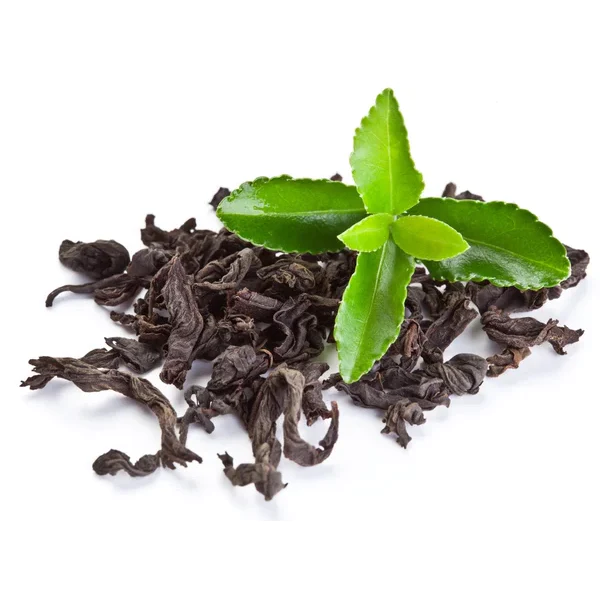 Een groen blaadje zwarte thee op gedroogde thee