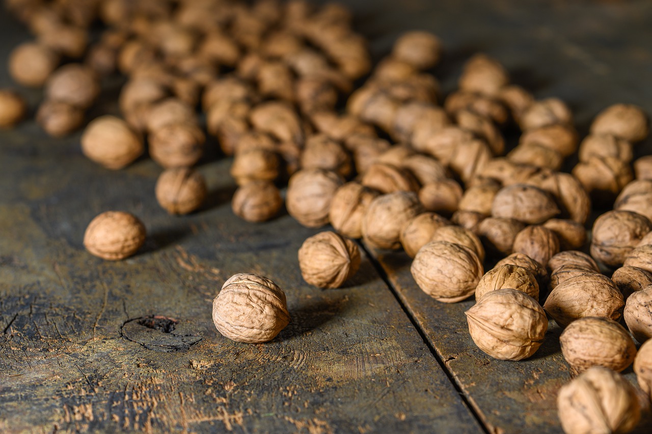 walnoten op een houten tafel